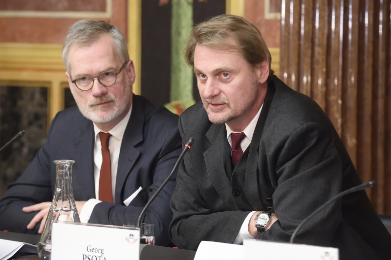 von links: Vorstandsmitglied der Deutschen Gesellschaft für Psychiatrie und Psychotherapie, Psychosomatik und Nervenheilkunde (DGPPN) Frank Schneider und Präsident der Österreichischen Gesellschaft für Psychiatrie und Psychotherapie (ÖGPP) Georg Psota (am Wort)