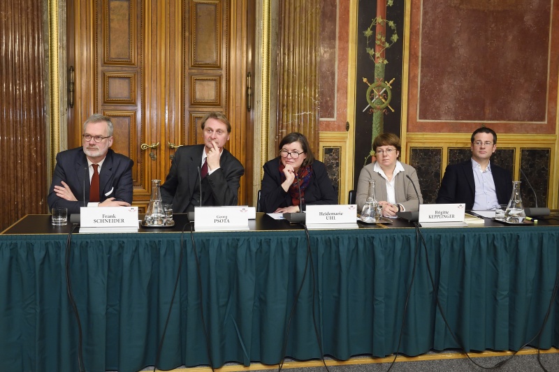 Podium von links: Vorstandsmitglied der Deutschen Gesellschaft für Psychiatrie und Psychotherapie, Psychosomatik und Nervenheilkunde (DGPPN) Frank Schneider, Präsident der Österreichischen Gesellschaft für Psychiatrie und Psychotherapie (ÖGPP) Georg Psota, Historikerin, Österreichische Akademie der Wissenschaften, Heidemarie Uhl, Obfrau des Vereins Schloss Hartheim Brigitte Kepplinger und Dokumentationsarchiv des österreichischen Widerstandes Herwig Czech