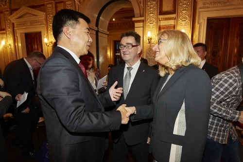 von links: Botschafter der Volksrepublik China S.E.Zhao Bin, Bundesratspräsident Josef Saller (V), Bundesratsvizepräsidentin Ingrid Winkler (S)