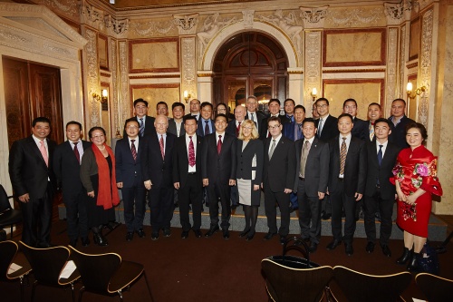 Gruppenfoto -  Botschafter der Volksrepublik China S.E.Zhao Bin (7. von links), Bundesratspräsident Josef Saller (V) (9. von links), Bundesratsvizepräsidentin Ingrid Winkler (S) (8. von links)