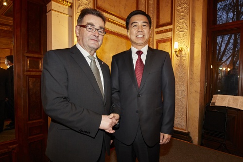 von links: Bundesratspräsident Josef Saller (V), Botschafter der Volksrepublik China S.E.Zhao Bin