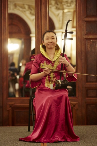 Musikalische Untermalung mit chinesischem Streichinstrument