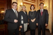 von links: Bundesratspräsident Josef Saller (V), Bundesratsvizepräsidentin Ingrid Winkler (S), Nationalratsabgeordnete Christine Muttonen (S), Botschafter der Volksrepublik China S.E.Zhao Bin