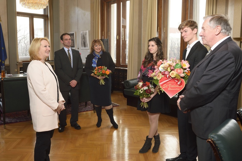 v.li.: Nationalratspräsidentin Doris Bures (S), Landesinnungsmeister der Wiener Floristen Lorenz Pridt, Bundessprecherin des österreichischen Grosshandels in der Wirtschaftskammer Österreich Monika Burket, SchülerInnen der Gartenbauschule Schönbrunn Katharina Kumpan und Philipp Stolzlechner, Vizepräsident des Blumenbüros Österreichs Herbert Titz
