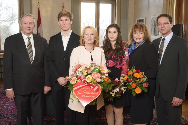 v.li.: Vizepräsident des Blumenbüros Österreichs Herbert Titz, Schüler der Gartenbauschule Schönbrunn Philipp Stolzlechner, Nationalratspräsidentin Doris Bures (S), Schülerin der Gartenbauschule Schönbrunn Katharina Kumpan, Bundessprecherin des österreichischen Grosshandeln in der Wirtschaftskammer Österreich Monika Burket,  Landesinnungsmeister der Wiener Floristen Lorenz Pridt