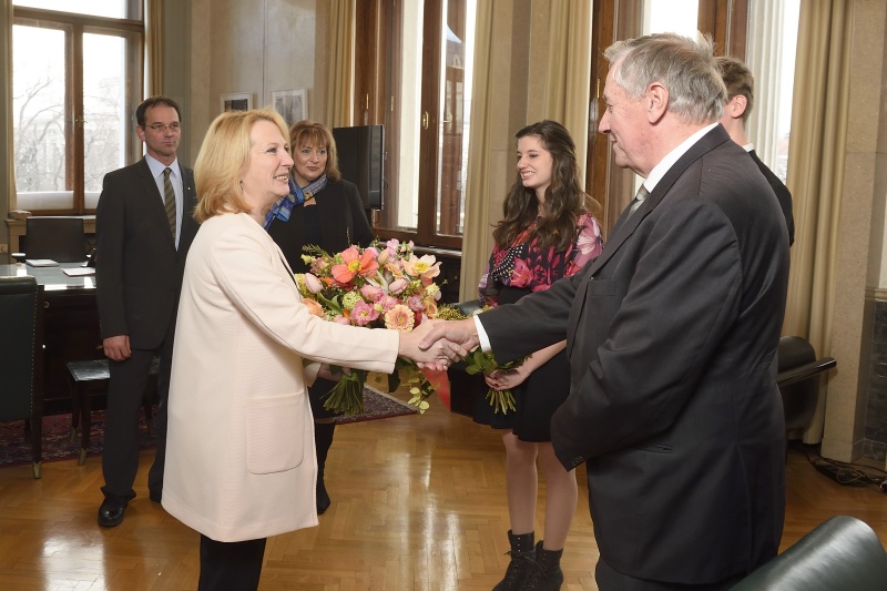 v.li.: Landesinnungsmeister der Wiener Floristen Kommerzialrat Ing. Lorenz Pridt, Nationalratspräsidentin Doris Bures (S),  Bundessprecherin des österreichischen Grosshandeln in der Wirtschaftskammer Österreich Monika Burket, SchülerInnen der Gartenbauschule Schönbrunn Katharina Kumpan und Philipp Stolzlechner, Vizepräsident des Blumenbüros Österreichs Herbert Titz beim Überreichen eines Blumenstraußes