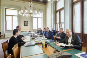 Linke Tischhälfte: EU-Delegation mit dem  Leiter der Vertretung der EU-Kommission in Wien Jörg Wojahn. Rechte Tischhälfte: Österreichische Delegation mit dem Zweiten Nationalratspräsidenten Karlheinz Kopf (V) (3. von rechts)