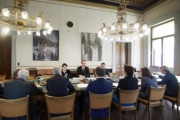 Der Leiter der Vertretung der EU-Kommission in Wien Jörg Wojahn(Hintergrund, Mitte ) im Gespräch mit der österreichischen Delegation