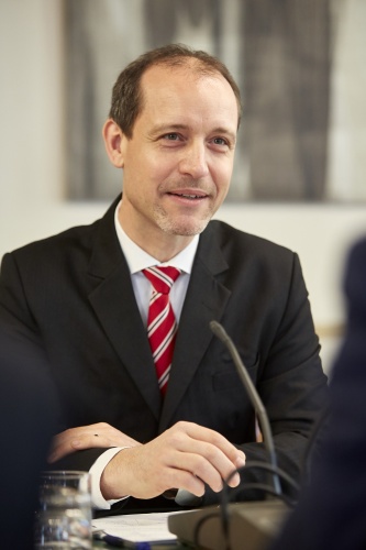 Der Leiter der Vertretung der EU-Kommission in Wien Jörg Wojahn während der Aussprache mit der österreichischen Delegation