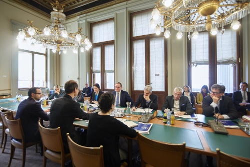 Im Vordergrund: EU-Delegation mit dem Leiter der Vertretung der EU-Kommission in Wien Jörg Wojahn (2. von links). Im Hintergrund: Österreichische Delegation mit dem Zweiten Nationalratspräsidenten Karlheinz Kopf (V) (4. von rechts)