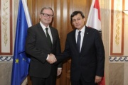von links: Der Zweite Nationalratspräsident Karlheinz Kopf (V) begrüßt den Außenminister von Turkmenistan Rasid Meredov