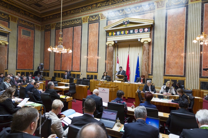 Bundesratspräsident Josef Saller (V) bei seiner Antrittsrede am Rednerpult. Blick Richtung SitzungsteilnehmerInnen