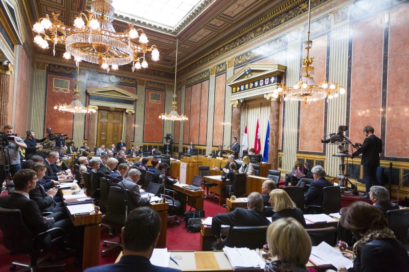 Bundesratspräsident Josef Saller (V) bei seiner Antrittsrede am Rednerpult. Blick Richtung SitzungsteilnehmerInnen