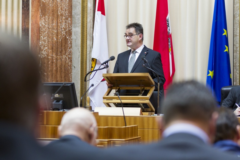 Bundesratspräsident Josef Saller (V) bei seiner Antrittsrede am Rednerpult