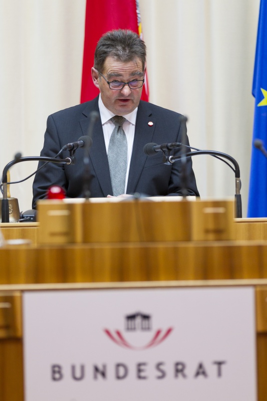 Bundesratspräsident Josef Saller (V) bei seiner Antrittsrede am Rednerpult
