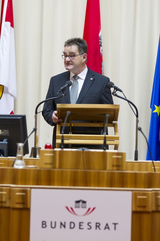 Bundesratspräsident Josef Saller (V) bei seiner Antrittsrede am Rednerpult