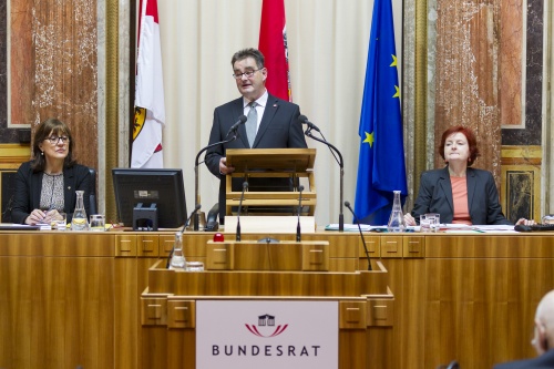 Bundesratspräsident Josef Saller (V) bei seiner Antrittsrede am Rednerpult