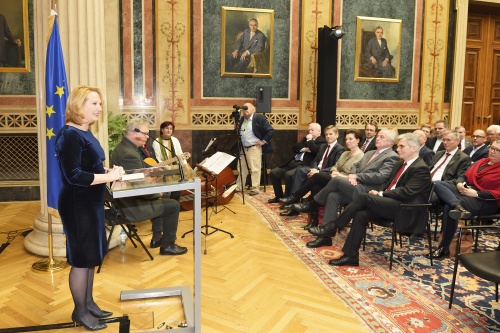 Nationalratspräsidentin Doris Bures (S) am Rednerpult. Blick Richtung VeranstaltungsteilnehmerInnen