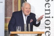 Präsident des Österreichischen Seniorenrates und des Pensionistenverbandes Österreichs Karl Blecha am Rednerpult