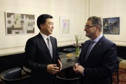 von rechts: Der Bundesratspräsident Josef Saller (V) und der chinesische Botschafter Zhao Bin