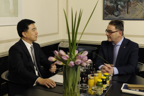 Aussprache zwischen dem Bundesratspräsident Josef Saller (V) (rechts) und dem chinesischen Botschafter Zhao Bin