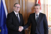von links: Der Zweite Nationalratspräsident Karlheinz Kopf (V) begrüßt den mazedonischen Vizepremierminister Musa Xhaferri