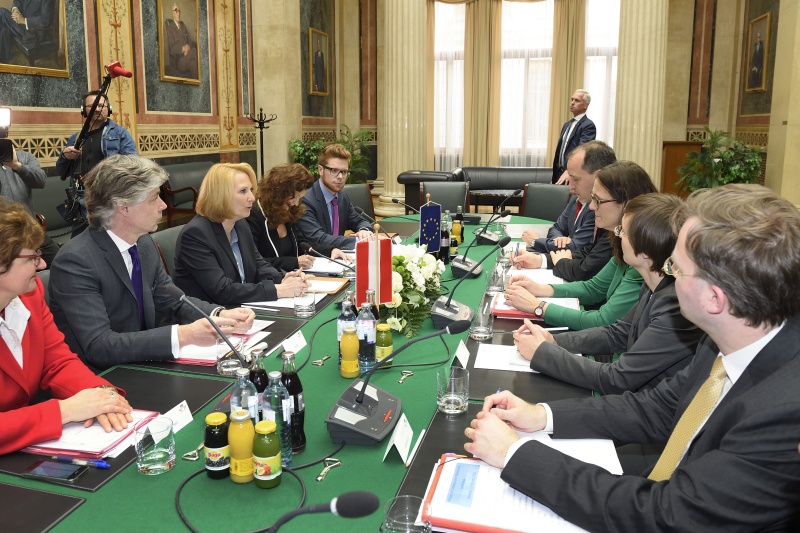 Aussprache. Linke Tischhälfte Österreichische Delegation mit Nationalratspräsidentin Doris Bures (S) (3.v.li.). Rechte Tischhälfte Europäische Delgation mit EU-Kommissarin Cecilia Malmström (3.v.re.)