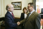 von rechts: Der Bundesratspräsident Josef Saller (V) begrüßt den chilenischen Botschafters Armin Andereya