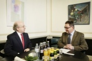 von rechts: Aussprache zwischen dem Bundesratspräsident Josef Saller (V) und dem chilenischen Botschafter Armin Andereya