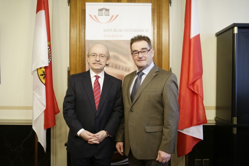 von rechts: Der Bundesratspräsident Josef Saller (V) und der chilenische Botschafter Armin Andereya