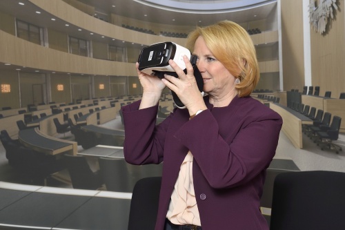 Nationalratspräsidentin Doris Bures (S) mit 3D-Brille