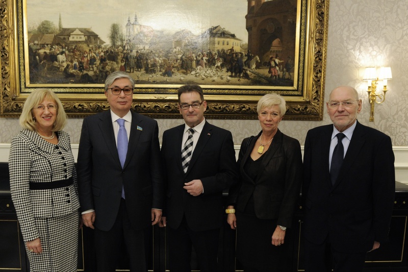 Von links: Bundesratsvizepräsidentin Ingrid Winkler (S), Senatspräsident der Republik Kasachstan S.E. Kasym-Zhomart Tokayev, Bundesratspräsident Josef Saller (V), Fraktionsvorsitzende Bundesrätin Monika Mühlwerth (F) und Fraktionsvorsitzender Bundesrat Reinhard Todt (S)