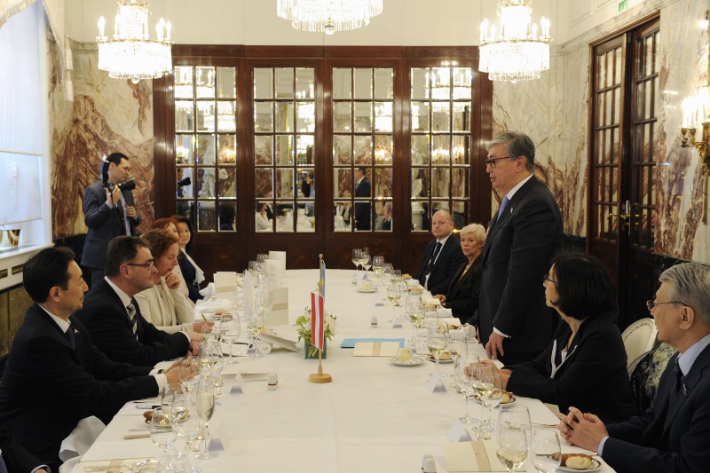 Linke Tischhälfte: Bundesratspräsident Josef Saller (V) (2.v.li.) Rechte Tischhälfte: Senatspräsident der Republik Kasachstan S.E. Kasym-Zhomart Tokayev (stehend) bei seiner Rede und Bundesrätin Monika Mühlwerth (F) (4.von rechts)