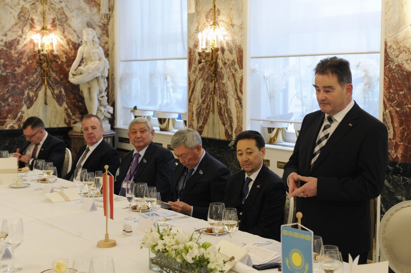 Begrüßungsworte des Bundesratspräsidenten Josef Saller (V) (stehend)