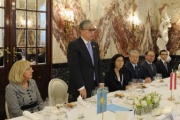 Von links: Bundesratsvizepräsidentin Ingrid Winkler (S) und der Senatspräsidenten der Republik Kasachstan S.E. Kasym-Zhomart Tokayev (stehend) bei seiner Rede