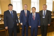 Gruppenfoto der Kirgisischen Delegation mit dem Zweiten Nationalratspräsidenten Karlheinz Kopf (2.von links)