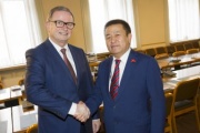 von links: Zweite Nationalratspräsident Karlheinz Kopf (V) begrüßt den kirgisischen Delegationsleiter