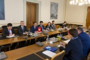 Aussprache. Linke Tischhälfte: Kirgisische Delegation. Rechte Tischhälfte: Österreichische Delegation