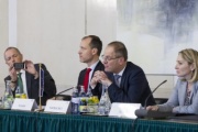 EU Kommissar für Bildung, Kultur und Sport Tibor Navracsics (2. von rechts) während der Aussprache mit Mitgliedern des National- und Bundesrates
