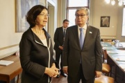 von links: Nationalratsabgeordnete Christine Muttonen (S) im Gespräch mit dem Senatspräsidenten Kasym-Zhomart Tokayev