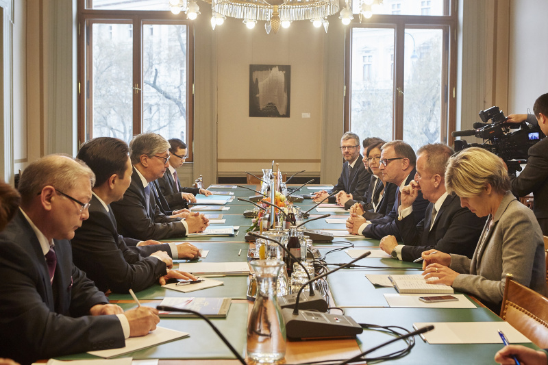 Aussprache: Linke Tischhälfte: Kasachische Delegation mit dem Senatspräsidenten Kasym-Zhomart Tokayev (3. von links). Rechte Tischhälfte: Österreichische Delegation mit dem Zweiten Nationalratspräsidenten Karlheinz Kopf (V) (3. von links).