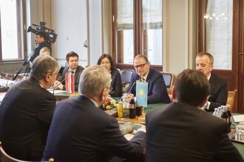 Österreichische Delegation mit dem Zweiten Nationalratspräsidenten Karlheinz Kopf (V) (2. von links)