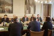 Kasachische Delegation mit dem Senatspräsidenten Kasym-Zhomart Tokayev (3. von links)