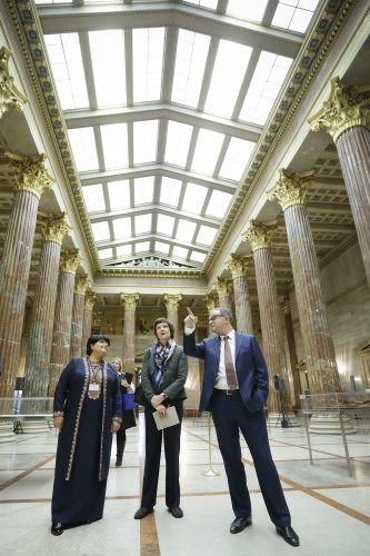 von rechts: Der Zweite Nationalratspräsident Karlheinz Kopf (V) und die turkmenische Parlamentspräsidentin I.E. Akja Nurberdiyeva besichtigen die Säulenhalle