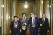 von rechts: Der Zweite Nationalratspräsident Karlheinz Kopf (V) führt die turkmenische Parlamentspräsidentin I.E. Akja Nurberdiyeva durch das Parlamentsgebäude