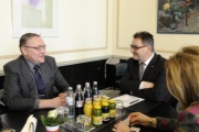 Aussprache zwischen dem Bundesratspräsident Josef Saller (V) (rechts) und dem russischen Botschafter Dmitrij Liubinskij
