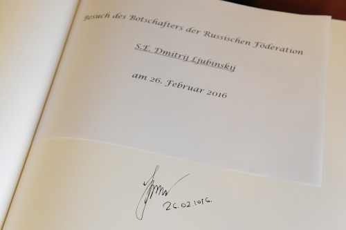 Eintrag des russischen Botschafters Dmitrij Liubinskij im Gästebuch