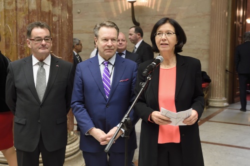 von links: Bundesratspräsident Josef Saller (V), Präsident der OSZE-PV Ilkka Kanerva und OSZE-PV Vizepräsidentin Christine Muttonen (S) bei der Begrüßung