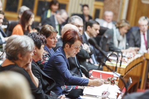 Bundesrätin Ana Blatnik (S) auf ihrem Sitzplatz im Plenum