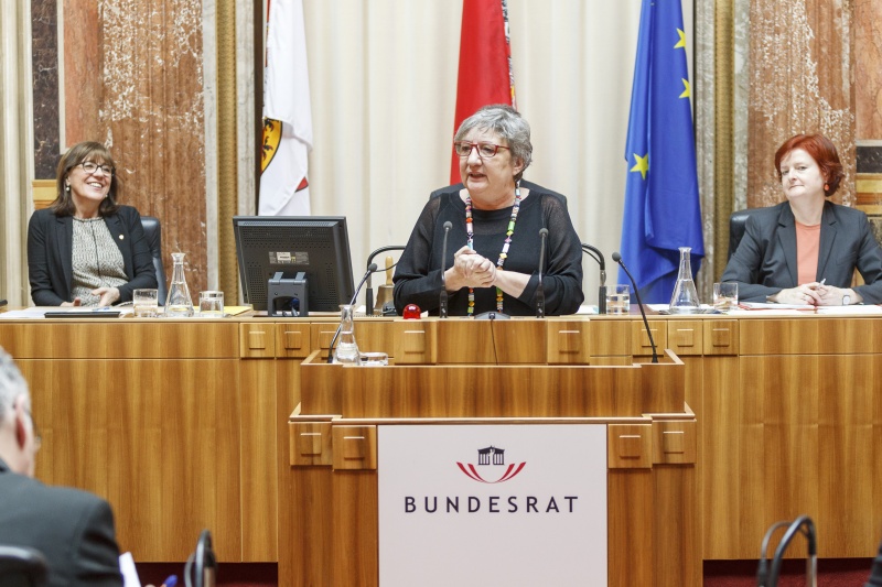 Bundesrätin Inge Posch-Gruska (S) am Rednerpult